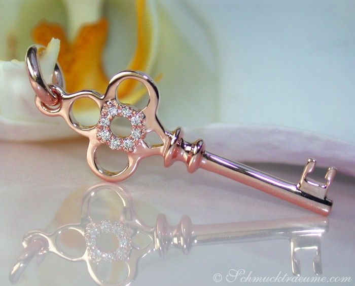 Roségold-Diamant-Schlüsselanhänger mit Blume im Hintergrund