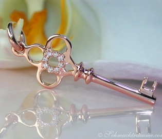 Roségold-Diamant-Schlüsselanhänger mit Blume im Hintergrund