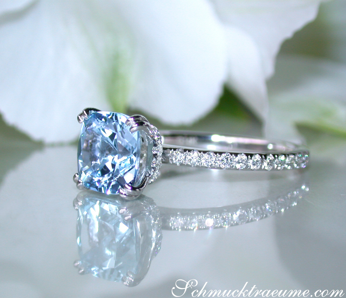 Klassischer Aquamarin-Ring mit Diamantkranz, Detailaufnahme auf Spiegeluntergrund