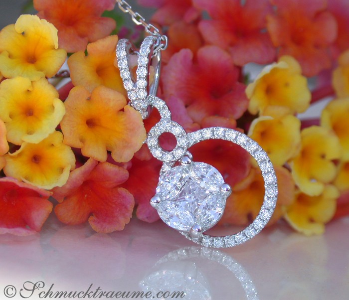 Weißgold-Anhänger mit Princess- und Marquise-Diamanten, Detailaufnahme, floraler Hintergrund