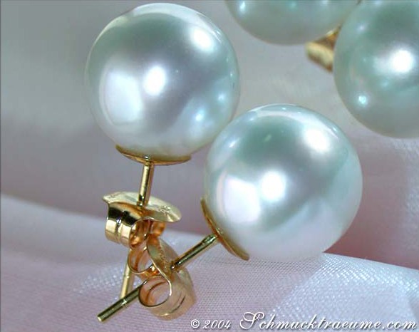 Goldene Ohrstecker mit Perlen von 11-12 mm, Detailaufnahme von Perlen und Halterspitze