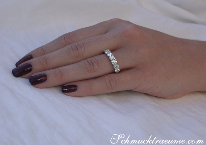 Detailansicht des Weißgoldringes mit Diamanten auf weißem Hintergrund