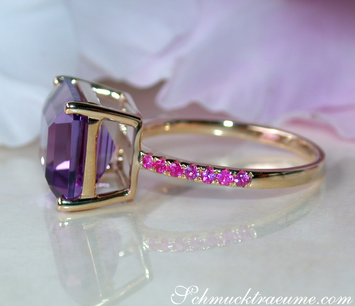 Detailaufnahme des Amethyst-Rubinen-Rings mit Gelbgoldbesatz