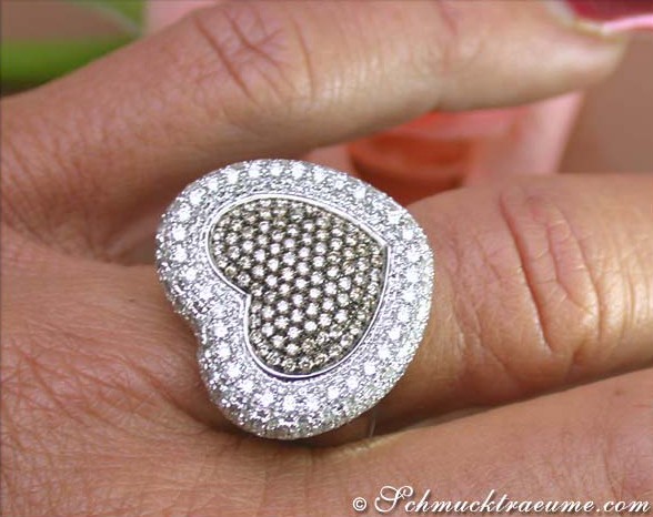 Weißgold Herzring mit braunen & weißen Brillanten, Detailaufnahme, handgetragen