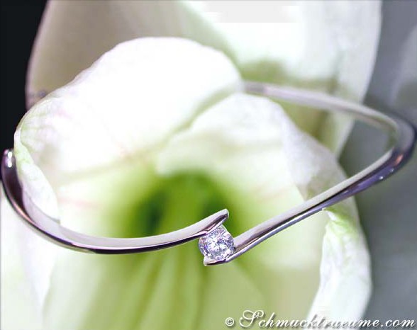 Detailaufnahme des Edlen Brillant-Solitär-Armreifs, Weißgold, 0.33 ct TW VS, auf weißem Blütenblatt liegend