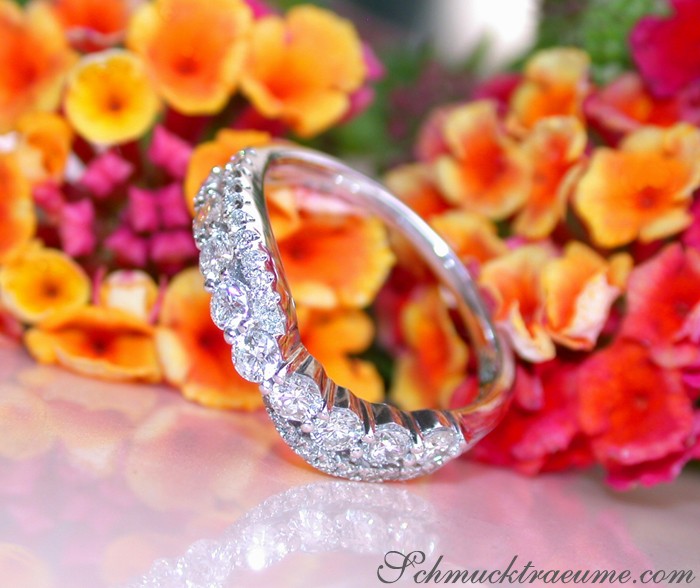 Blütenpracht: Silberner Ring mit Diamanten auf farbenfrohem Hintergrund