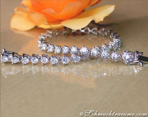 Detail des eleganten Tennisarmbandes mit Diamanten in Weißgold 750, mit Blume im Hintergrund