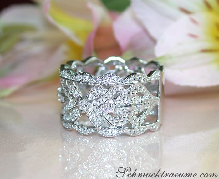 Weißgoldring mit Diamanten im Antik-Stil, Detailaufnahme, Blüten im Hintergrund