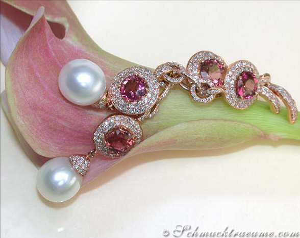 Südseeperlen-Ohrgehänge mit Turmalinen und Brillanten, roségoldene Verarbeitung, detailreich.