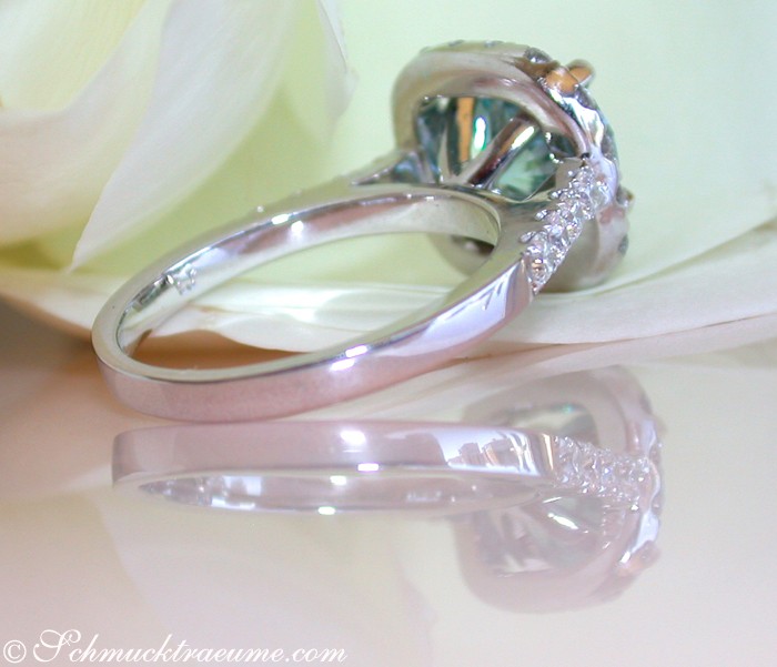 Blauer Diamant Solitär-Ring auf Rosenblüte, Detailaufnahme