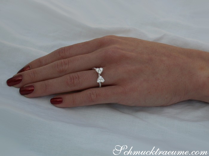 Weißgold-Ring mit Herz-Brillanten auf zartem Handgelenk