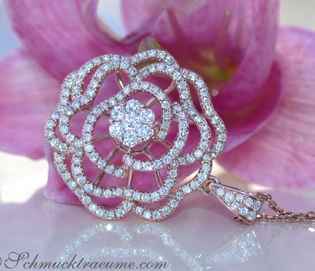 Rosen-Diamantanhänger im Roségold mit 1.740 Karat TW SI, detailreich auf Blume präsentiert