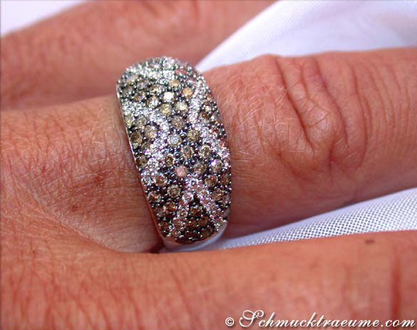 Klassischer Diamantring in Weißgold, cognac-braune und weiße Steine, Detailaufnahme