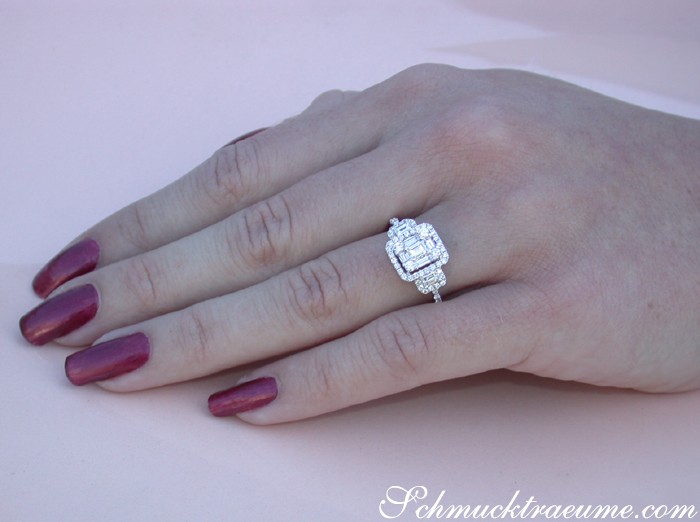 Femininer Diamant Carré Ring in Weißgold 750 auf Hand mit lackierten Fingernägeln