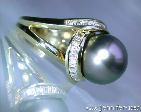 Gelbgoldring mit großen Tahitiperle und Diamanten, Detailaufnahme, Seitenansicht