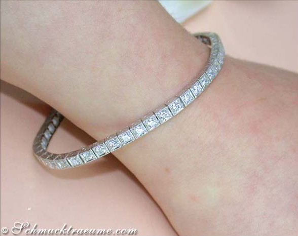 Weiße Diamanten Tennisarmband auf Hand mit Platinverarbeitung