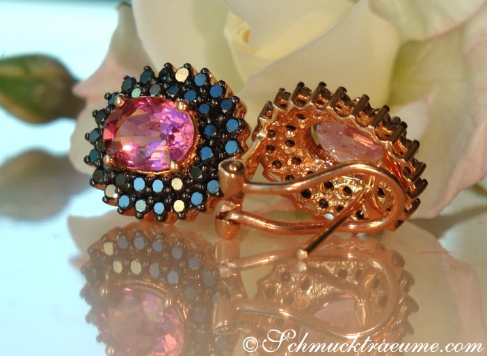 Pink Turmalin Ohrstecker mit schwarzen Diamanten, roségold, detailreich, elegant.