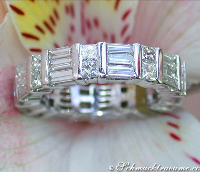Detaillierte Ansicht des Diamanten Memory Rings mit Baguette- und Princess-Cut-Steinen auf Weißgoldbasis. Detaillierte Ansicht des Diamanten Memory Rings mit Baguette- und Princess-Cut-Steinen auf Weißgoldbasis.