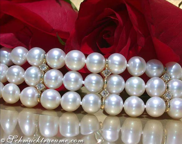 Detailansicht des dreireihigen Süßwasserperlen Armbands in Gelbgold 585 mit Brillanten.