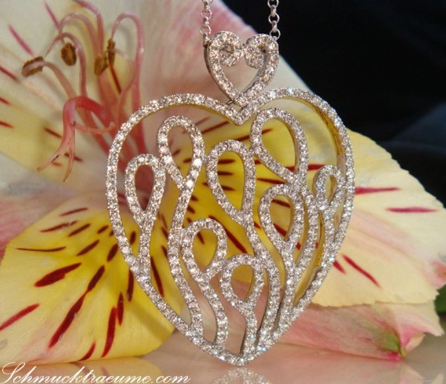 Herz-Anhänger aus Weißgold 585 mit 1.420 Karat Diamanten, prachtvoll auf Blüte getragen Herz-Anhänger aus Weißgold 585 mit 1.420 Karat Diamanten, prachtvoll auf Blüte getragen