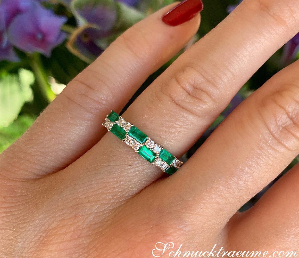Detailansicht des Exquisiten Bandrings mit Smaragden und Brillanten in Weißgold 750