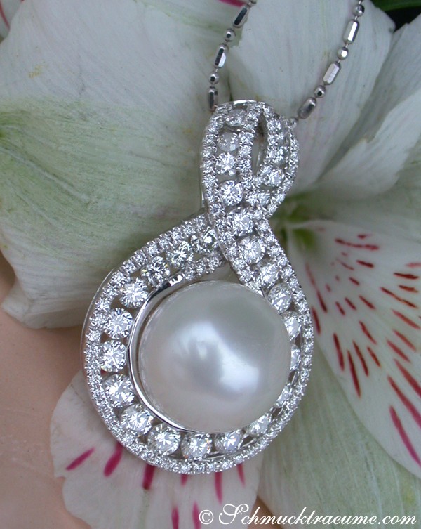 Weißgold-Anhänger mit Perle und Brillanten, Detailaufnahme, elegant und luxuriös