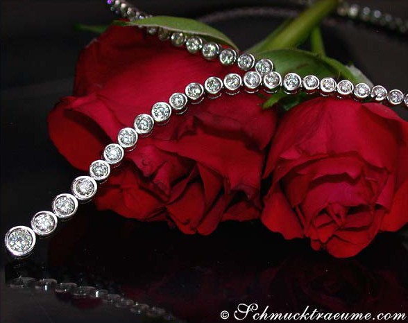 Detailansicht von Diamantcollier mit 52 Brillanten in Weißgold 750