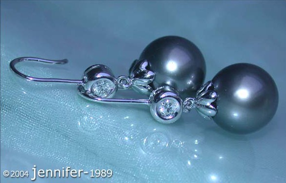 Weißgold-Tahitiperlen-Ohrhänger mit Brillanten, Detailansicht, perlenglanz und Diamant-Verzierungen