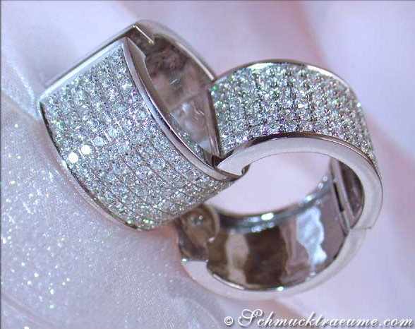 Detail der weißen Creolen mit funkelnden Brillanten in Weißgold 750