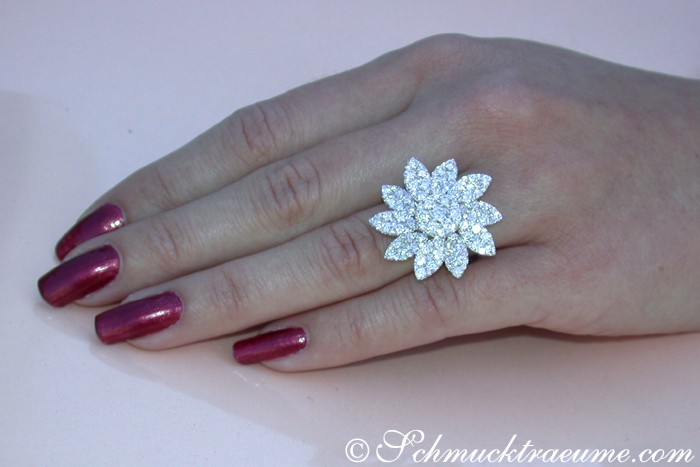 Blütenformiger Brillantenring im Weißgold 750, Detailaufnahme auf Hand