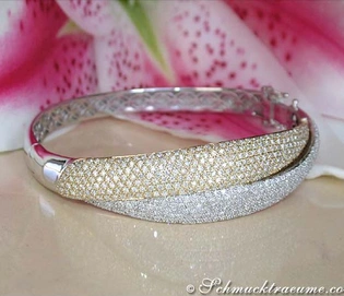 Diamantarmreif aus Weiß- und Gelbgold 750, Detailaufnahme, Blüte im Hintergrund