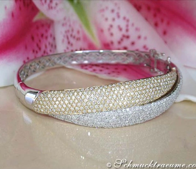 Diamantarmreif aus Weiß- und Gelbgold 750, Detailaufnahme, Blüte im Hintergrund Diamantarmreif aus Weiß- und Gelbgold 750, Detailaufnahme, Blüte im Hintergrund