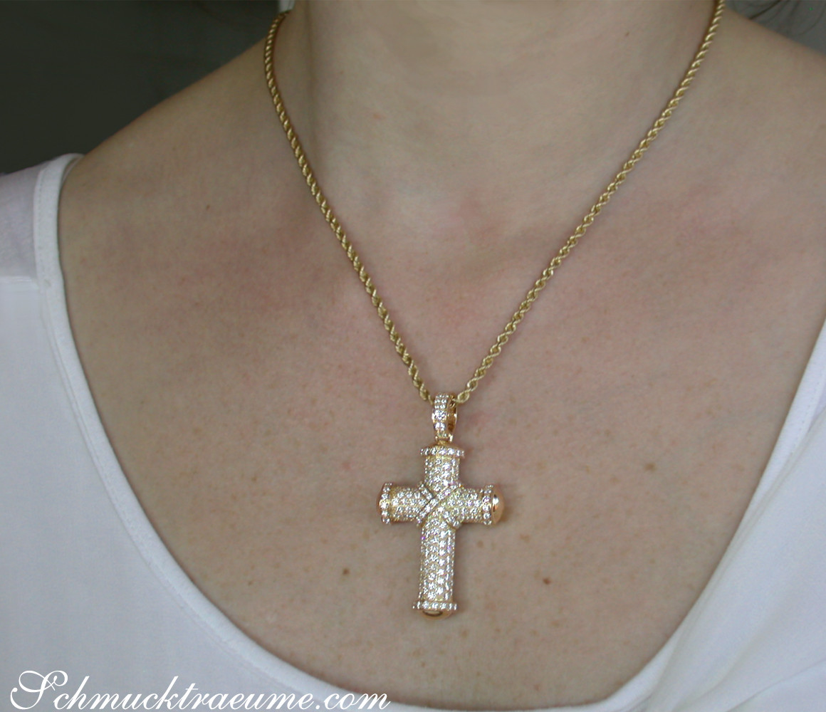 Goldkette mit Kreuzanhänger aus Gelbgold 750, detailliertes Design, glänzende Brillanten, tragen auf weißem Oberteil.
