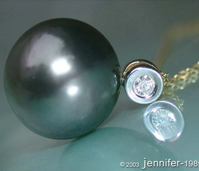 Gelbgold-Anhänger mit großen Tahitiperle und Brillanten, Detailaufnahme Gelbgold-Anhänger mit großen Tahitiperle und Brillanten, Detailaufnahme