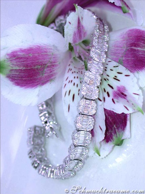 Luxus-Diamant-Armband mit Baguette-Diamanten auf Blumenhintergrund