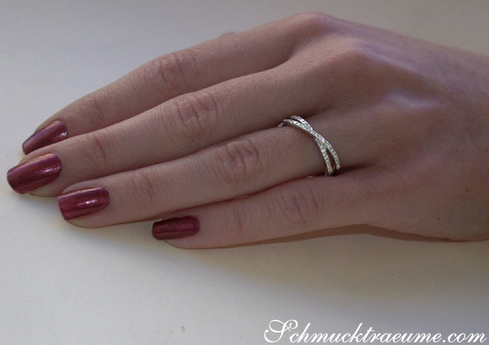 Extra schmaler Diamantring mit überkreuzten Strängen, zarte Linien, 0.190 Karat, W SI, Weißgold 750