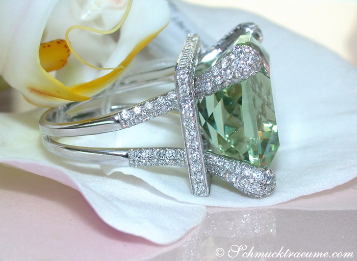 Prasiolith-Ring mit Brillanten auf Orchideenblüte