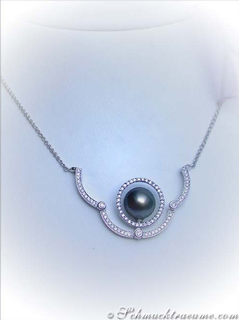 Weißgold-Collier mit Tahitiperle und Brillanten, Detailaufnahme, elegant getragen