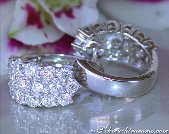 Weißgold-Halbcreolen mit 38 Brillanten, Detailaufnahme, Blumen im Hintergrund.