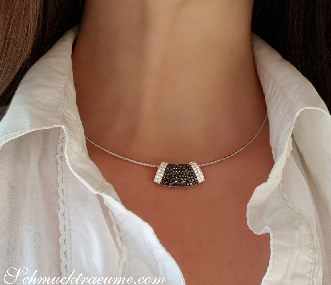 Kragen mit schwarzen und weißen Diamanten, detailgenaue Ansicht, getragen mit weißem Hemd