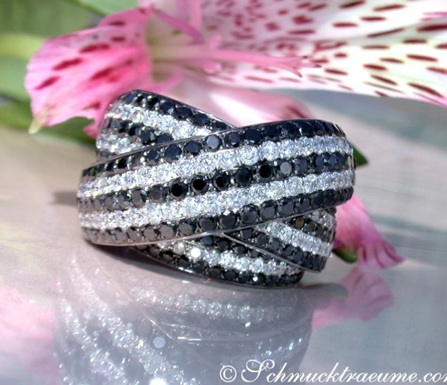 Schwarz-Weiß-Diamant-Ring mit Kreuzverlauf auf glänzendem Hintergrund Schwarz-Weiß-Diamant-Ring mit Kreuzverlauf auf glänzendem Hintergrund