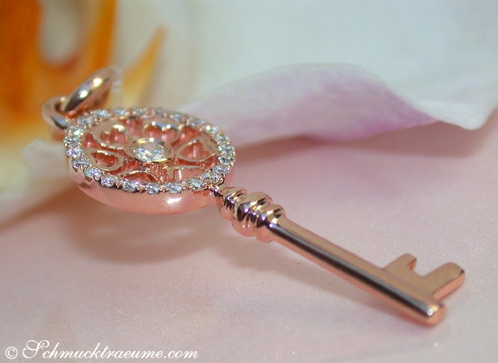 Detailansicht des Diamanten Schlüssel Anhängers in Roségold, zarte Verzierungen, elegant