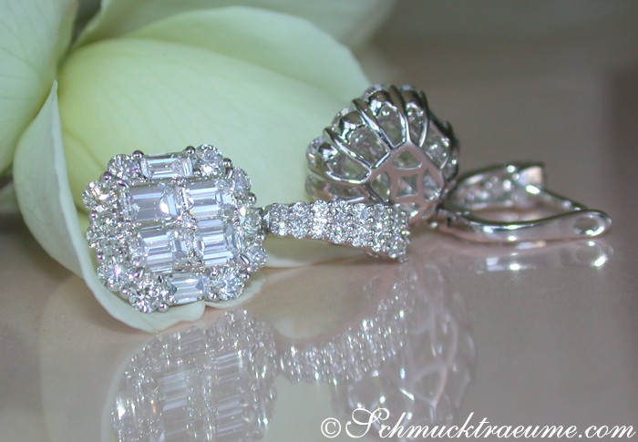 Diamantohrringe mit Brillanten in Weißgold, detailreich, auf Rosenblüte liegend