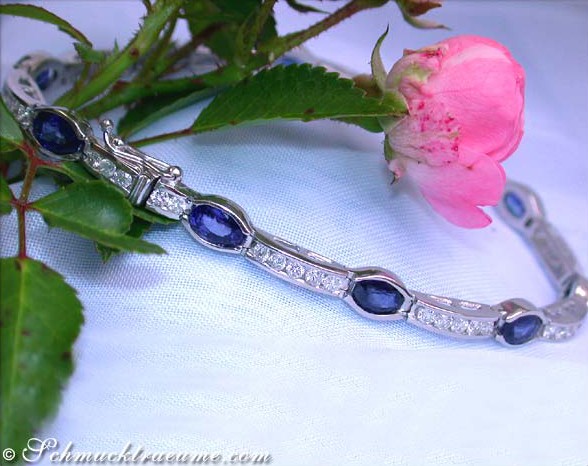 Detailansicht von Saphir-Brillanten-Armband in Weißgold, Rosenblüte im Hintergrund