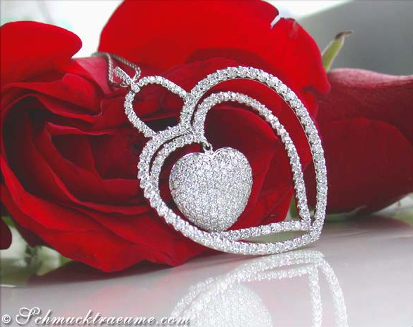 Detail des Diamant-Herz-Anhängers auf Rosenblüte