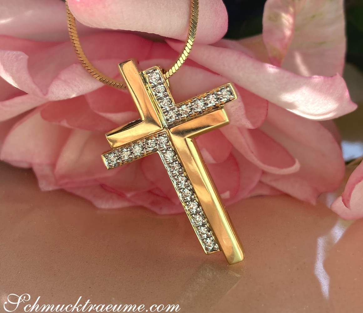 Goldener Kreuzanhänger mit Diamanten auf Rosenblüte