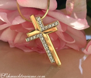 Goldener Kreuzanhänger mit Diamanten auf Rosenblüte