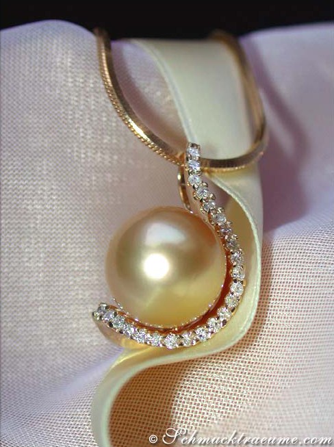 Goldener Südseeperlenanhänger mit Brillantenkranz, detailreiches Design, elegant aufgelegt.