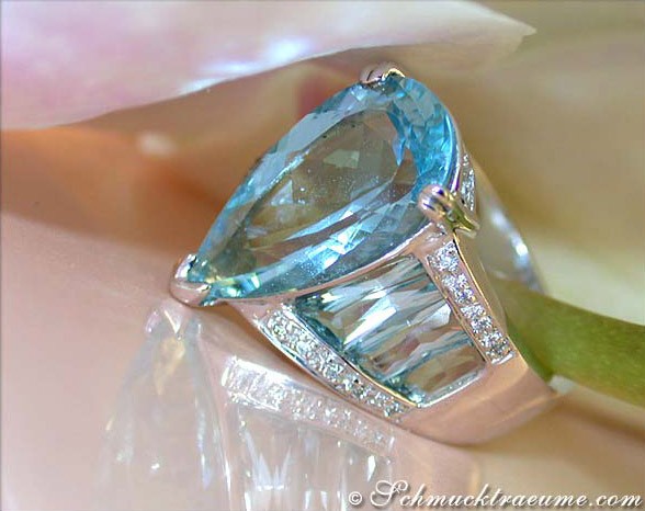 Weißgold-Aquamarin-Tropfen-Ring mit Diamanten von Schmucktraeume.com