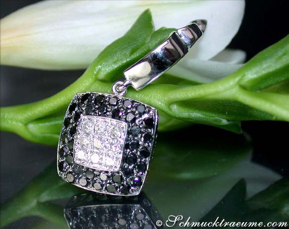 Detailansicht von Carré-Anhänger mit schwarzen und weißen Diamanten in Weißgold 585